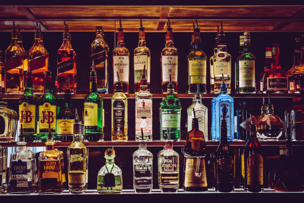 Foto de barra muy grande y completa de bebidas alcoholicas de un Bar