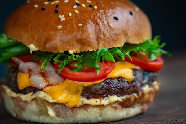 Foto de hamburguesa gigante completa